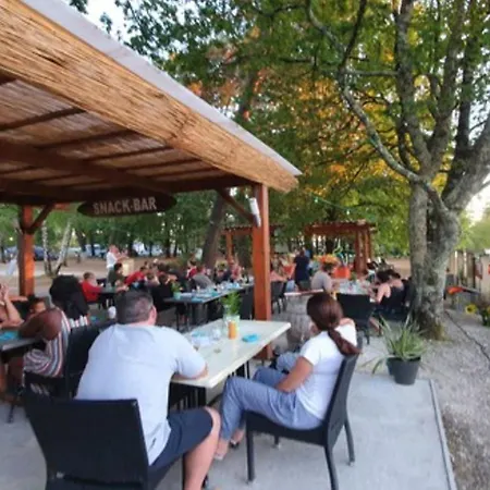 Mobil-home Spacieux Avec Terrasse Pour 6 Personnes - Api-1-52-985 * Bayas