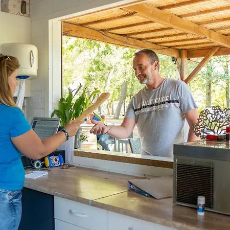Mobil-home Spacieux Avec Terrasse Pour 6 Personnes - Api-1-52-985 * Bayas